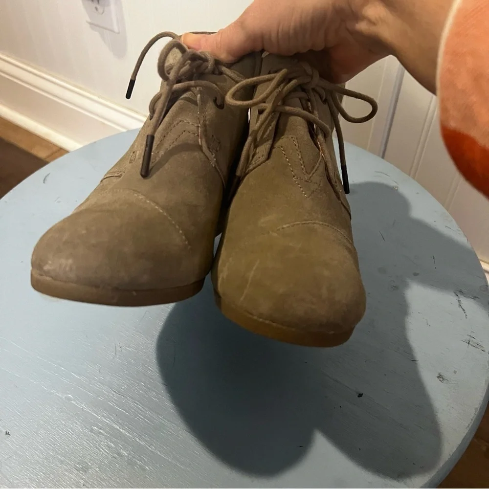 Toms Tan Desert Suede Ankle Wedge Lace up Booties size 9